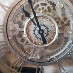 Pjo9   Clock . Antique 