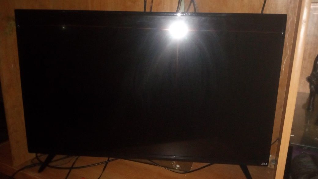 38 in. smart TV (Flat screen)