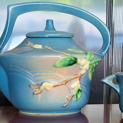 Roseville Snowberry Teapot w/ Cream & Sugar