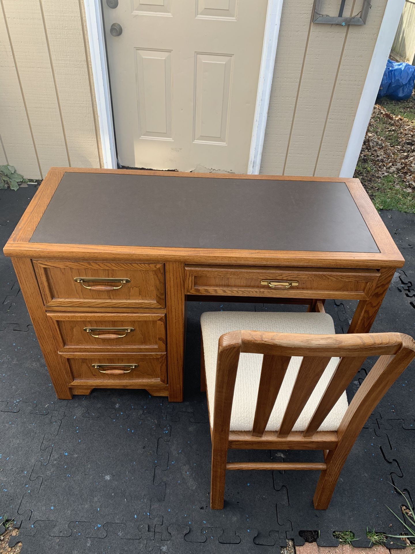 Desktop And Chair In Great Condition Must Pick Up Today ..