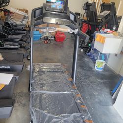 FULLERTON - 2025 Model Proform Carbon Pro 2000 Treadmill  - 700$ 