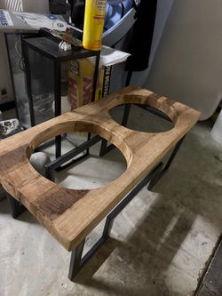 Dog bowl holder with bowls