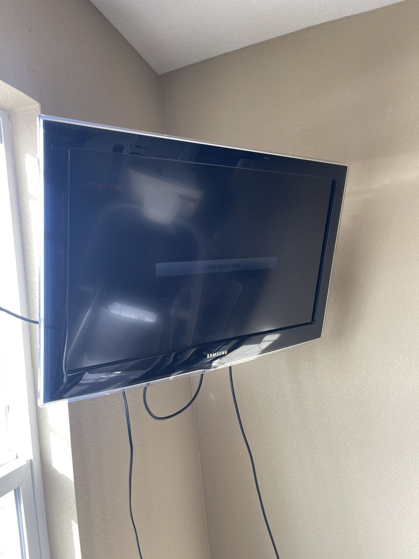 Samsung 32 Inch Tv With Mounting Bracket And Arm