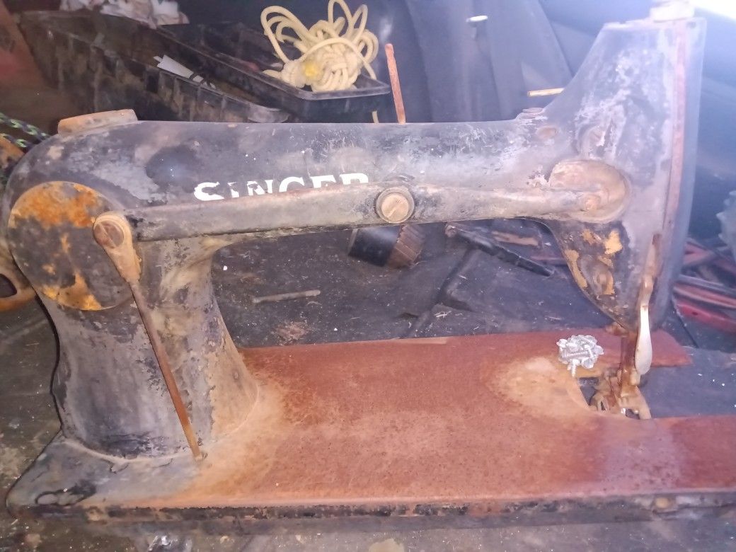 Singer Antique Sewing Machine 