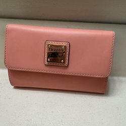 Women’s like new Dooney & Burke light/pale pink (like peach) leather wallet