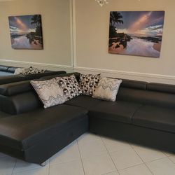 Large Sectional (Turnes Into Sleeper)