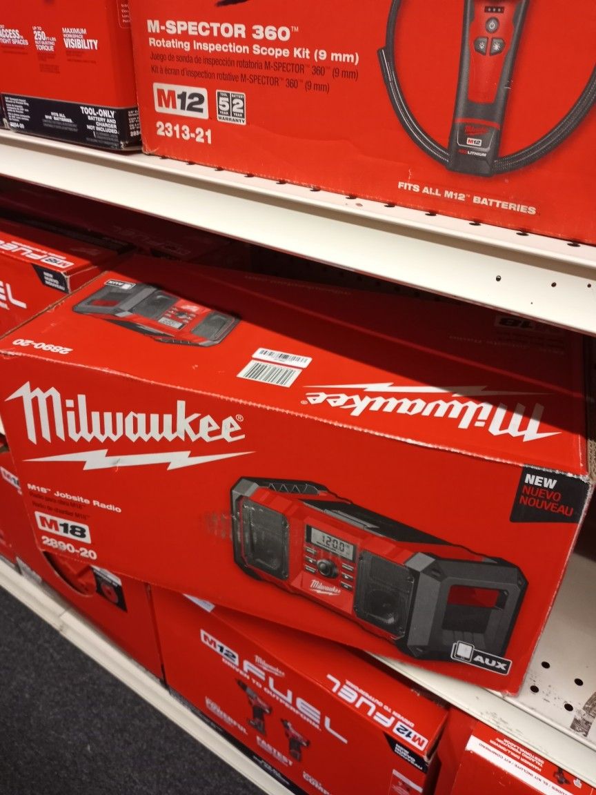 MILWAUKEE M18 JOBSITE RADIO (TOOL ONLY)