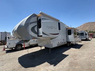 2011 Heartland Greystone 5th Wheel. 3 Slides
