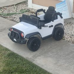 Toddlers White Jeep Wrangler Power Wheels 