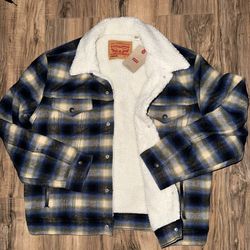 New men’s size medium Levi’s Sherpa plaid jacket