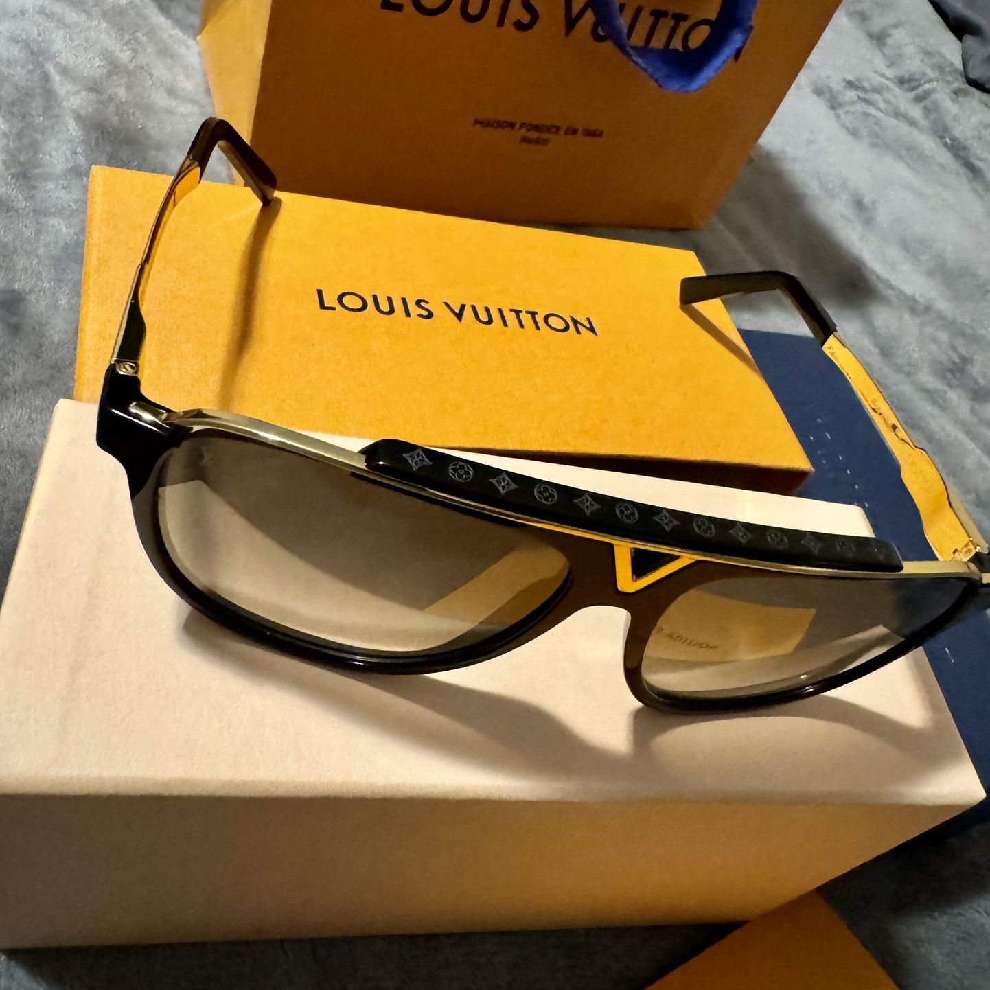Louis Vuitton Authentic Sunglasses Black Gold Hardware Gift Bag Men Women Mom