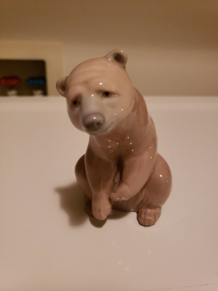 Plaintive Lladro Polar Bear Figurine # 1208 Arctic Bear “Resting”~Vintage