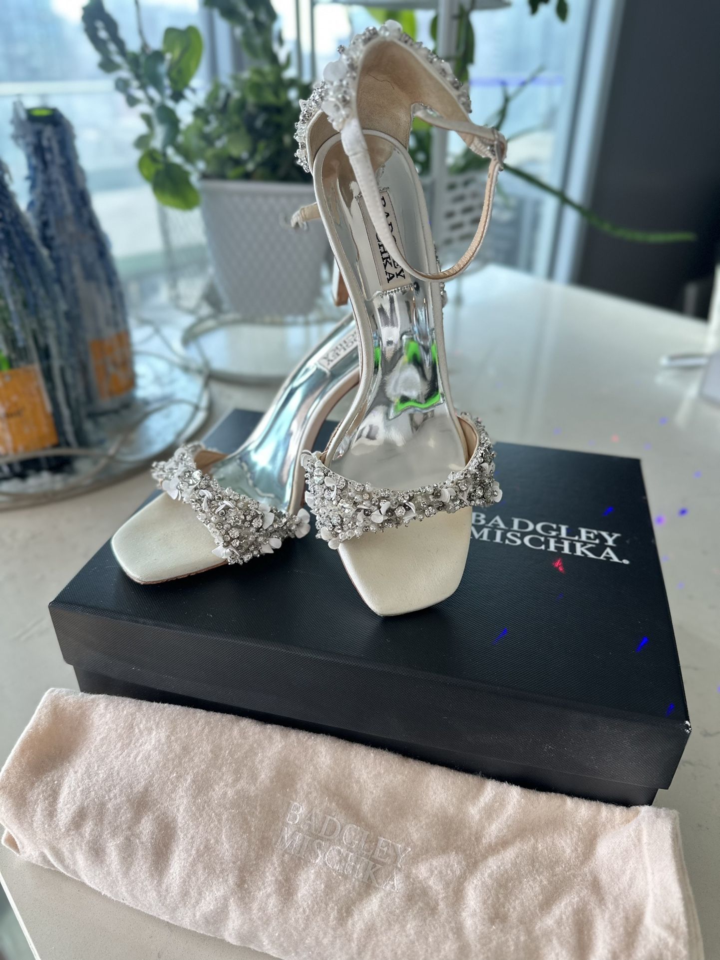 badgley mischka White Heels