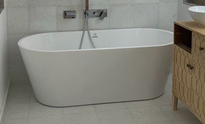 White Freestanding Soaking Bathtub