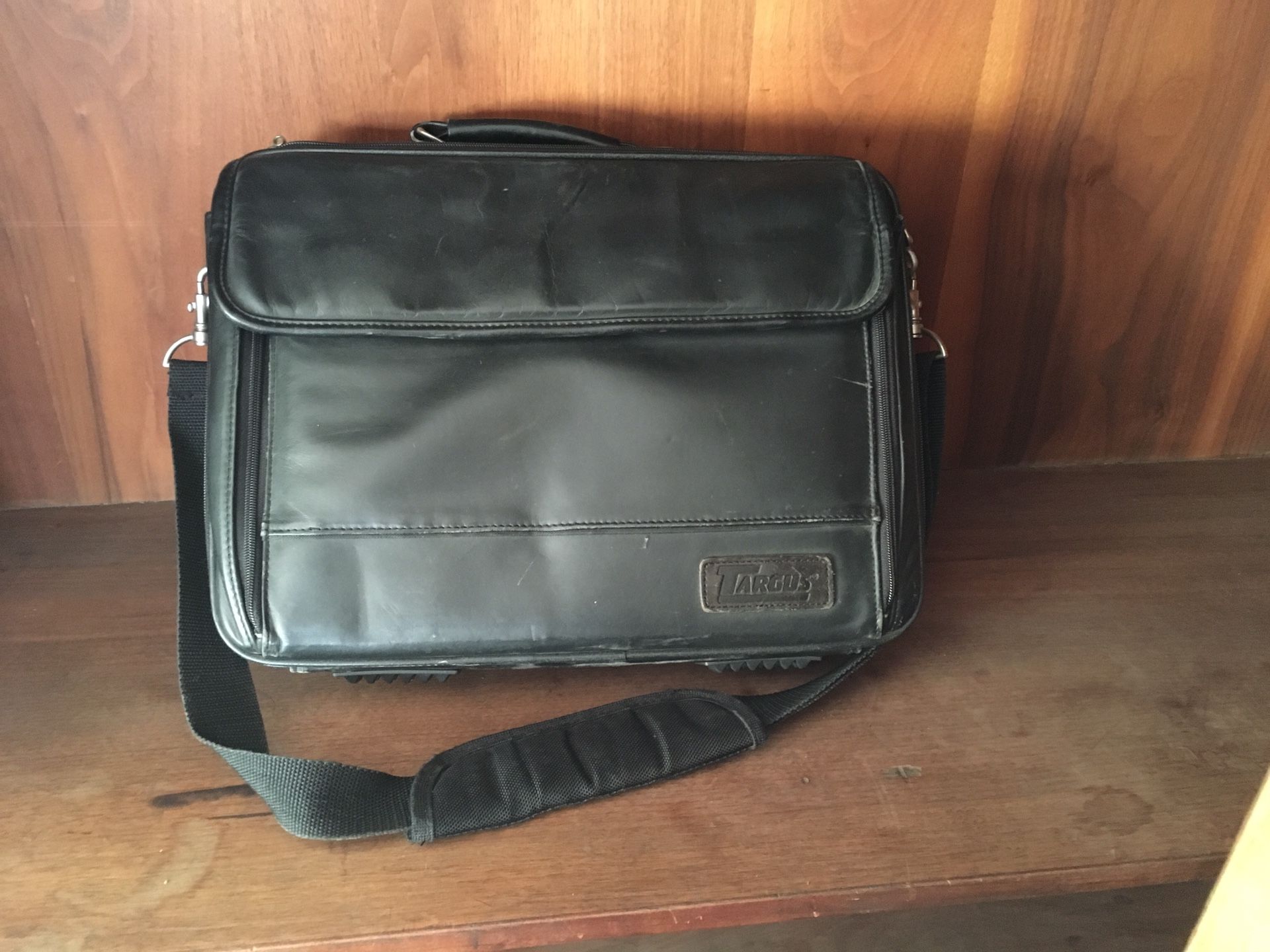 Vintage Leather Targus briefcase: multiple compartments, laptop protection