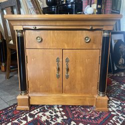 Thomasville, Beautiful Nightstand Cabinet With Pullout Shelf