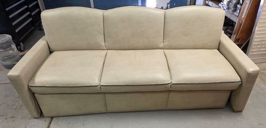 RV JACKNIFE COUCH