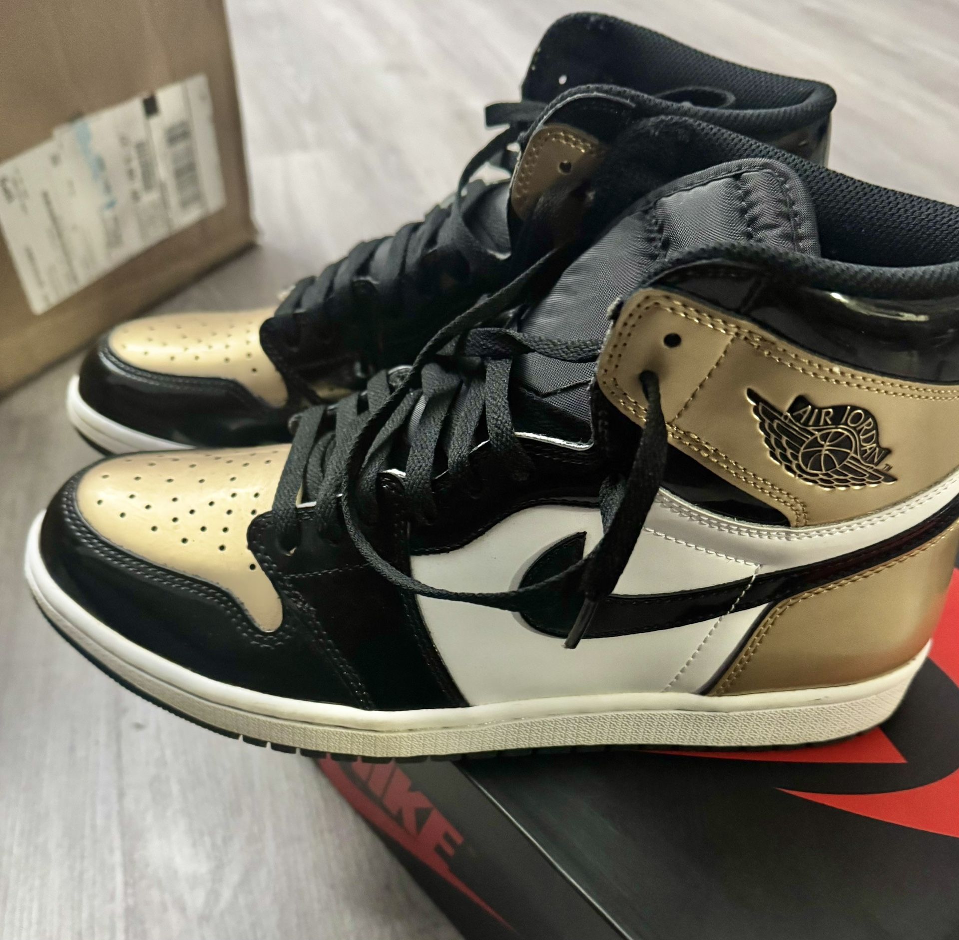 Nike Retro Air Jordan 1 High (Gold Toe) Sz 11