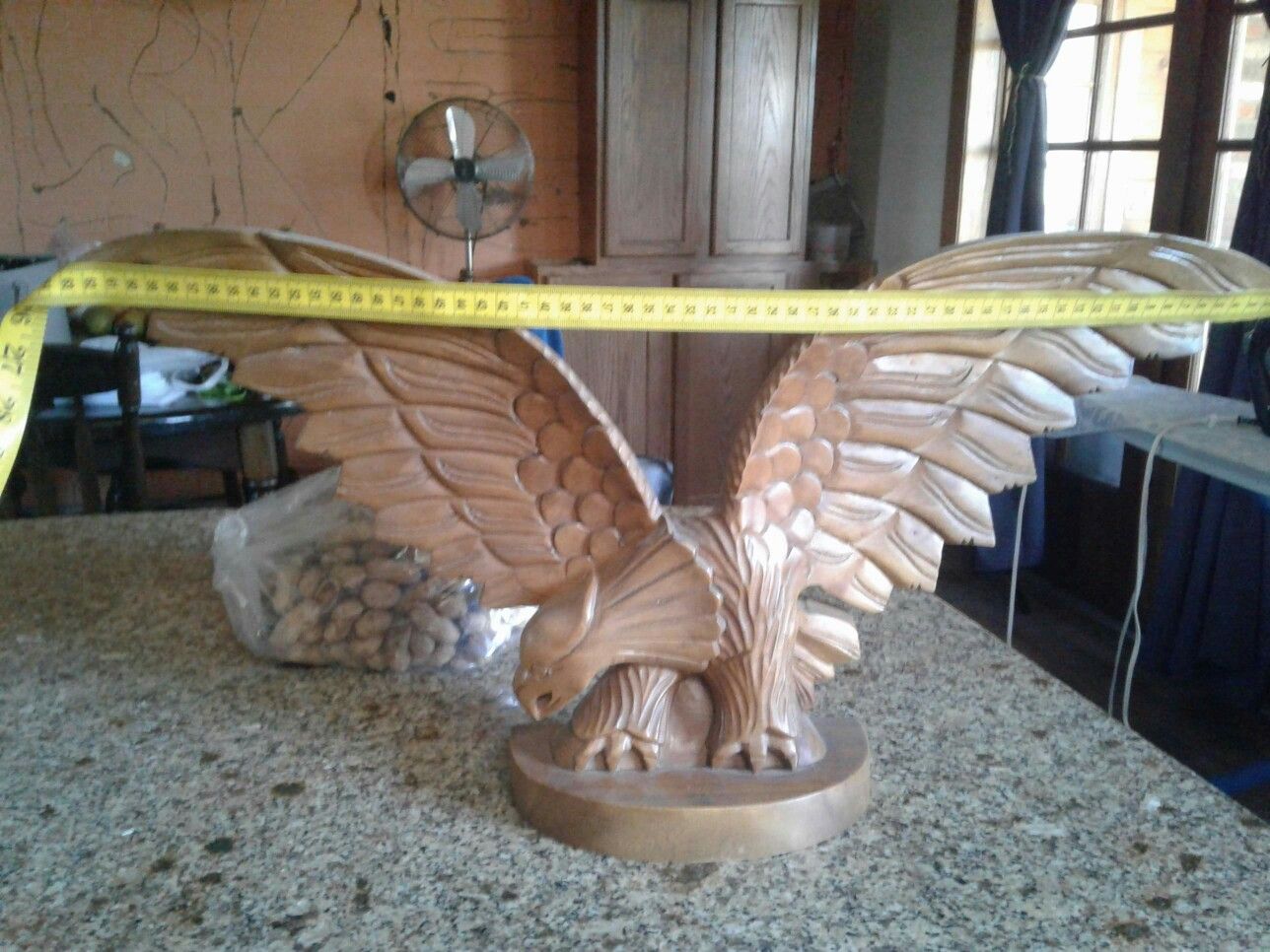 Águila de madera muy bonita