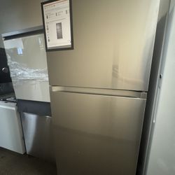 Samsung Appartment Size Fridge With A Icemaker