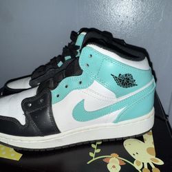 Jordan 1 , Tropical Twist Igloo Size 4 Boys /girls 