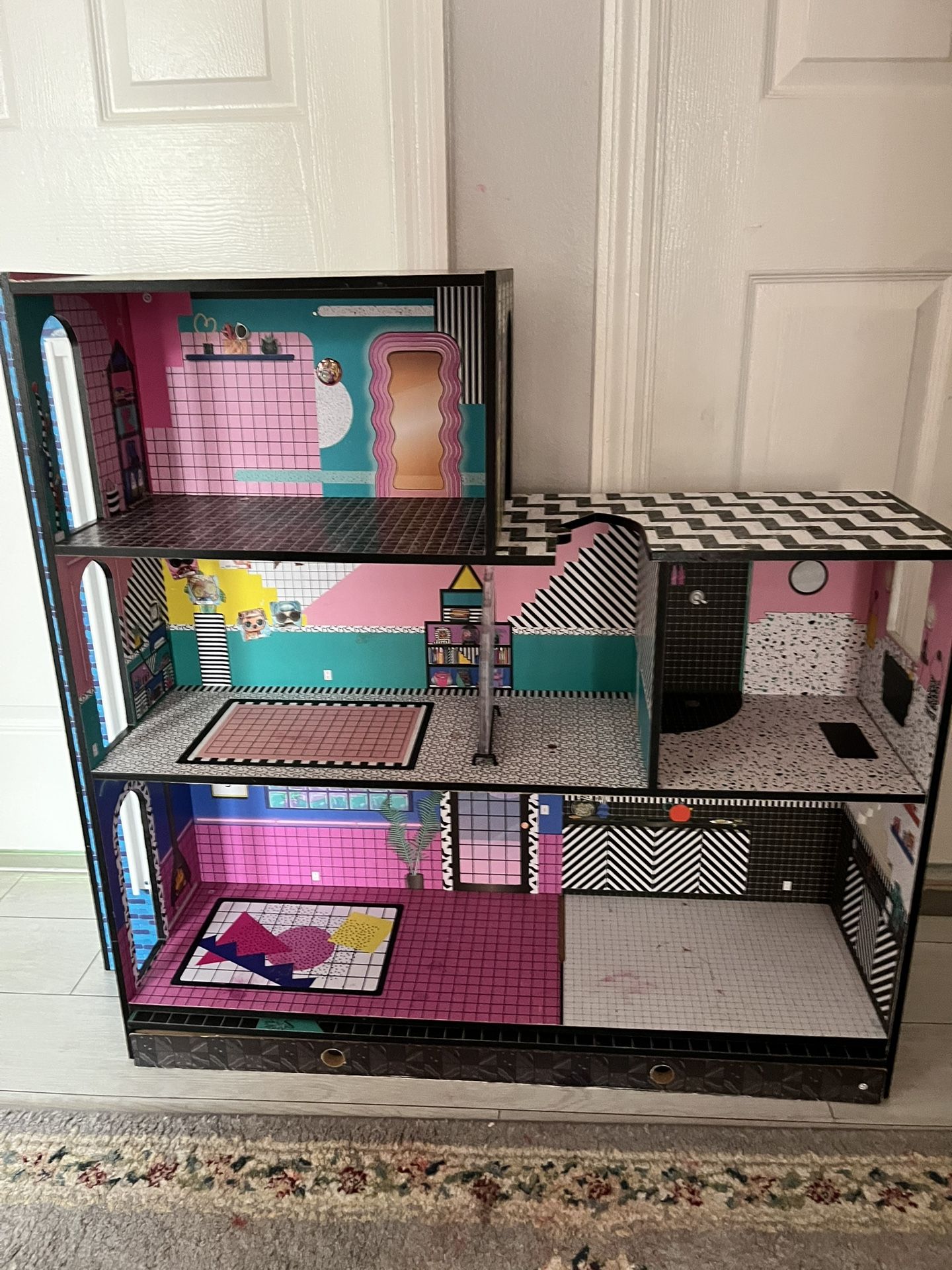 LOL DOLL HOUSE GREAT CONDITION