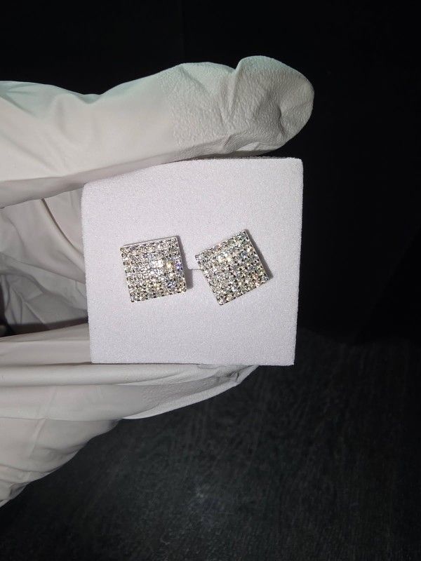 These 925 silver stud diamond earrings
