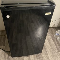Mini Fridge Magic Chef 