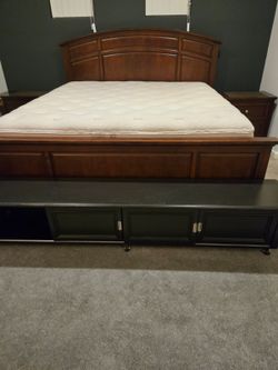 Selling master bedroom furniture set