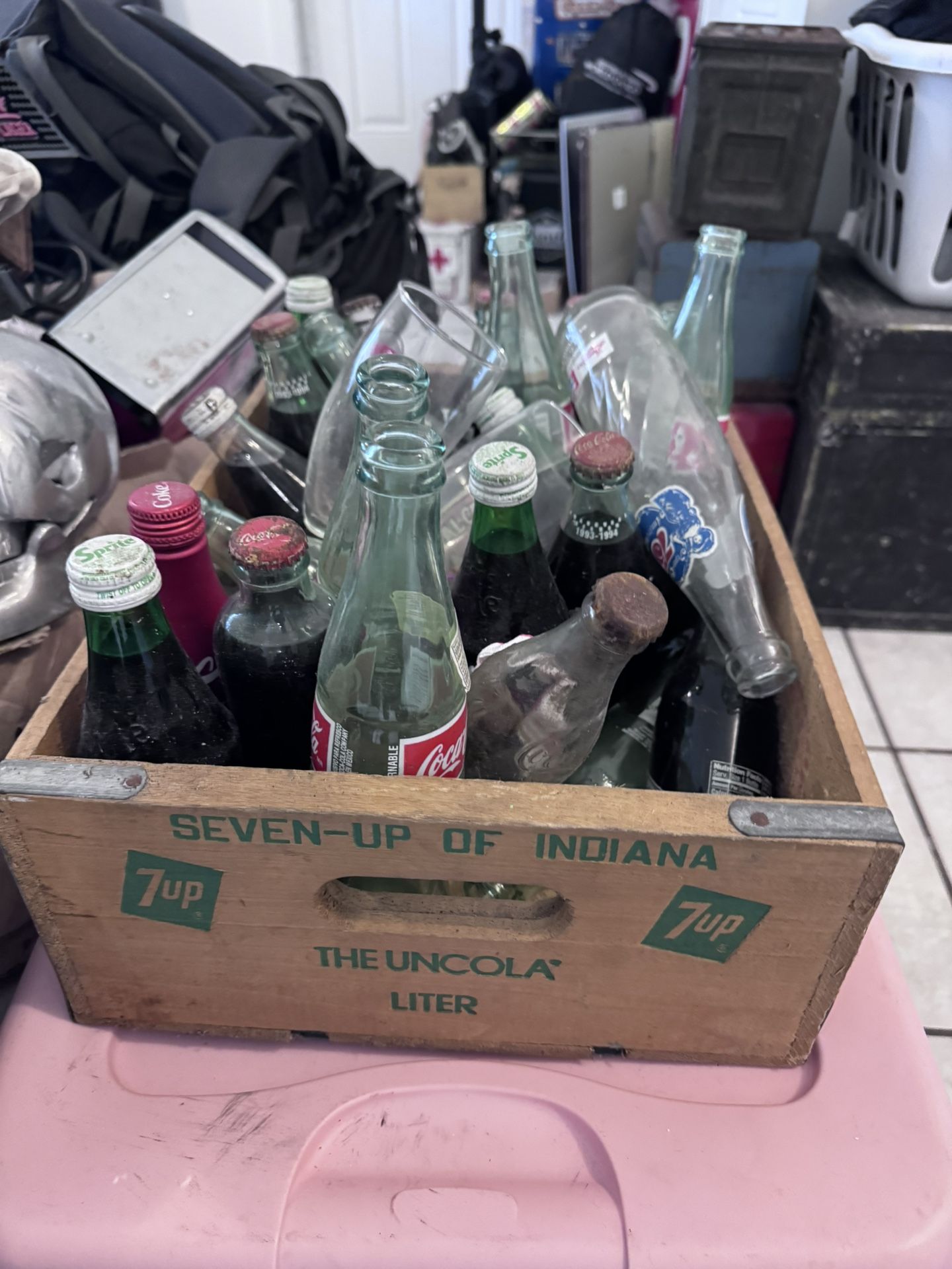 Vintage 7UP Wooden Crate with Assorted Glass Soda Bottles – (Pembroke Pines)