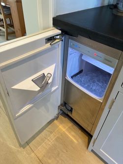 SubZero undercountee Ice Maker