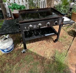 Blackstone griddle with 4 burners side cutting board and shelf