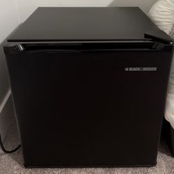 Black+Decker Black mini fridge