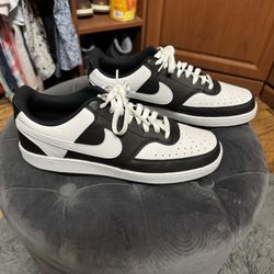 Men’s Size 11 Black and White Nikes 