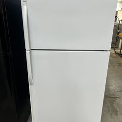 White 22 Cubic Foot Refrigerator 