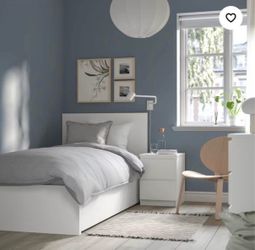 White twin bed