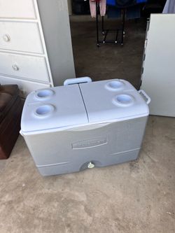 Rubbermaid Rolling Cooler with split lid