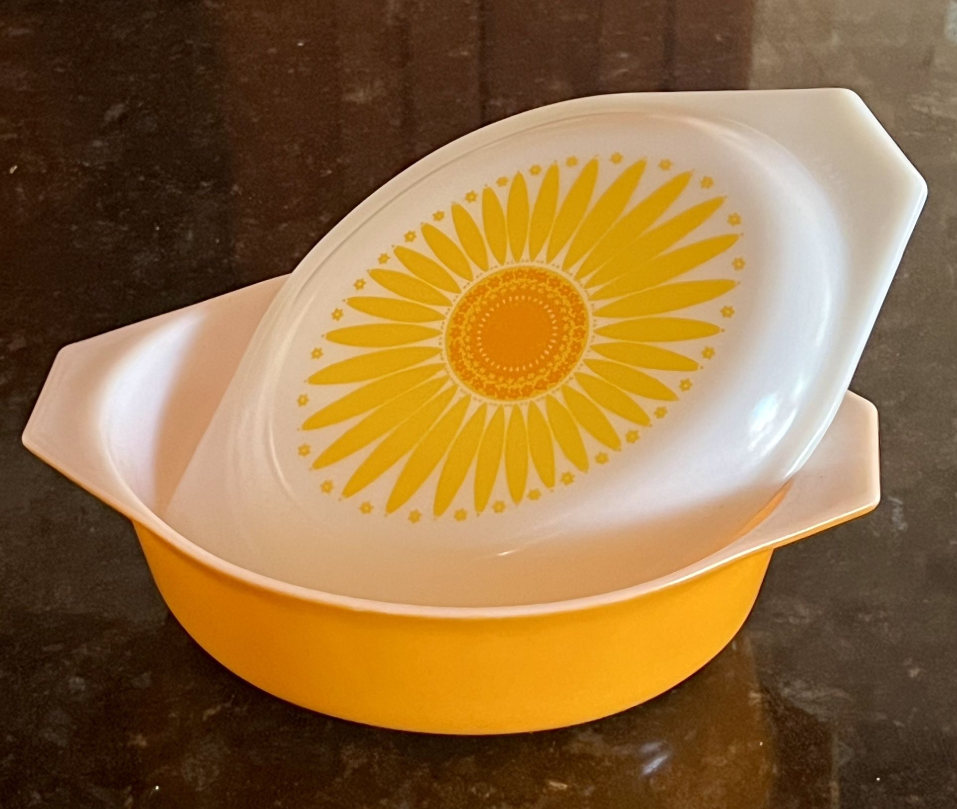 Vintage PYREX, 1.5 qt. Casserole Dish with Lid Orange Yellow Daisy Sunflower EXCELLENT