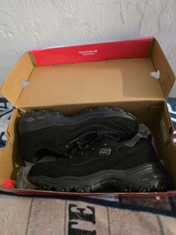New women's size 8 Skechers sneakers