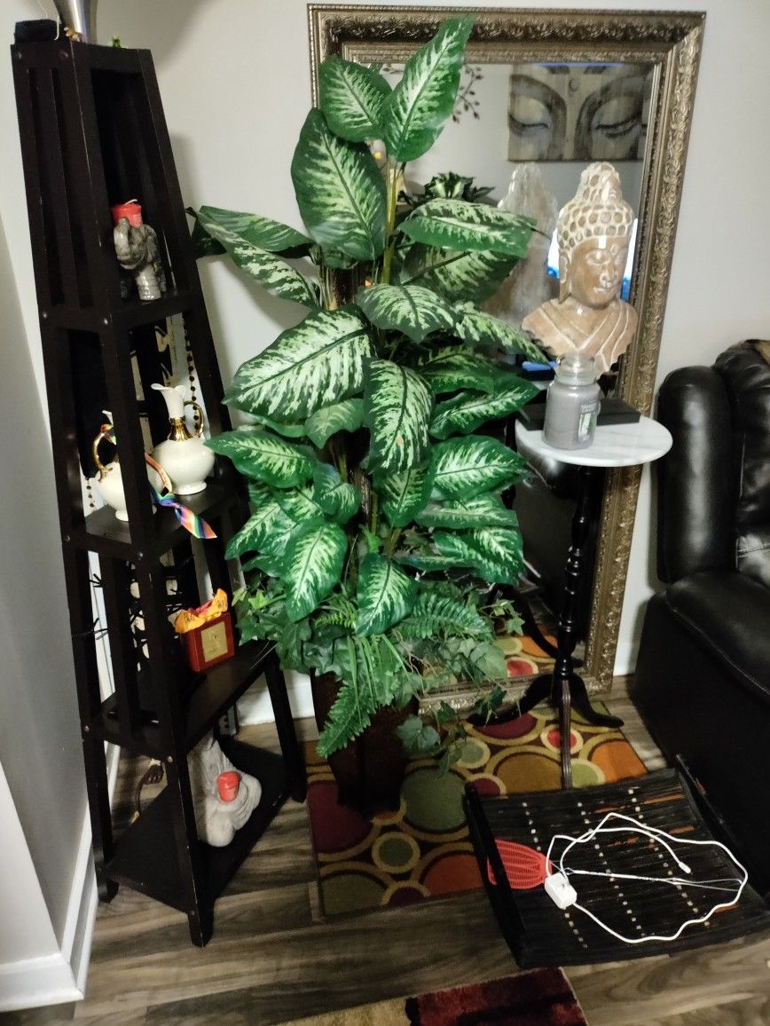 Artificial Tree. Very Nice! 5.5ft Tall