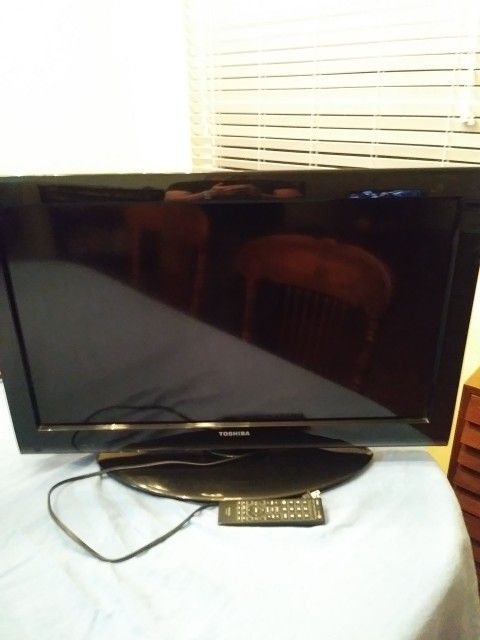 Toshiba LCD Flat Screen TV 32"