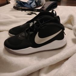 Nike Boys 5  Newish Worn 2 Times 
