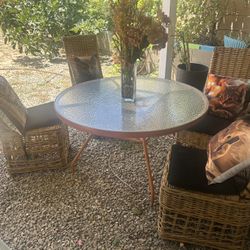 Patio Table With 4 Chairs 40$ 