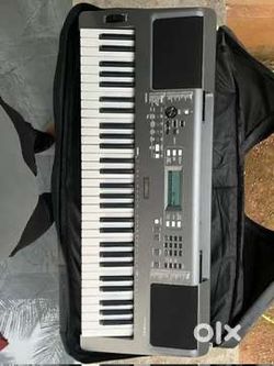  Yamaha PSR-E443 61-Key Portable Keyboard with Carrying Case - Excellent Condition