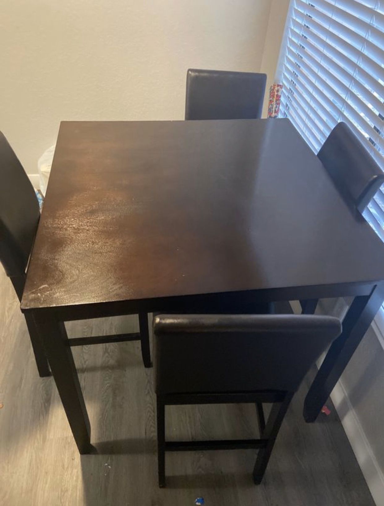 Height table with 4 chairs