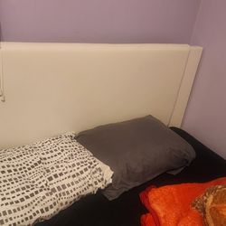 Full Size Bed w/mattresses, Dresser & Mirror, 1 Nightstand 