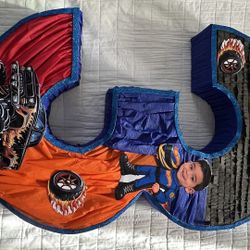 Hot Wheels Monster trucks/cars Piñata 