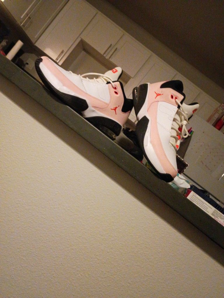 7y Jordans Peach Color And White