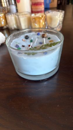 24 oz candle in mountain lake scent
