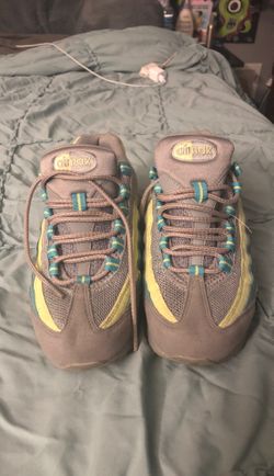 Air maxes size 6